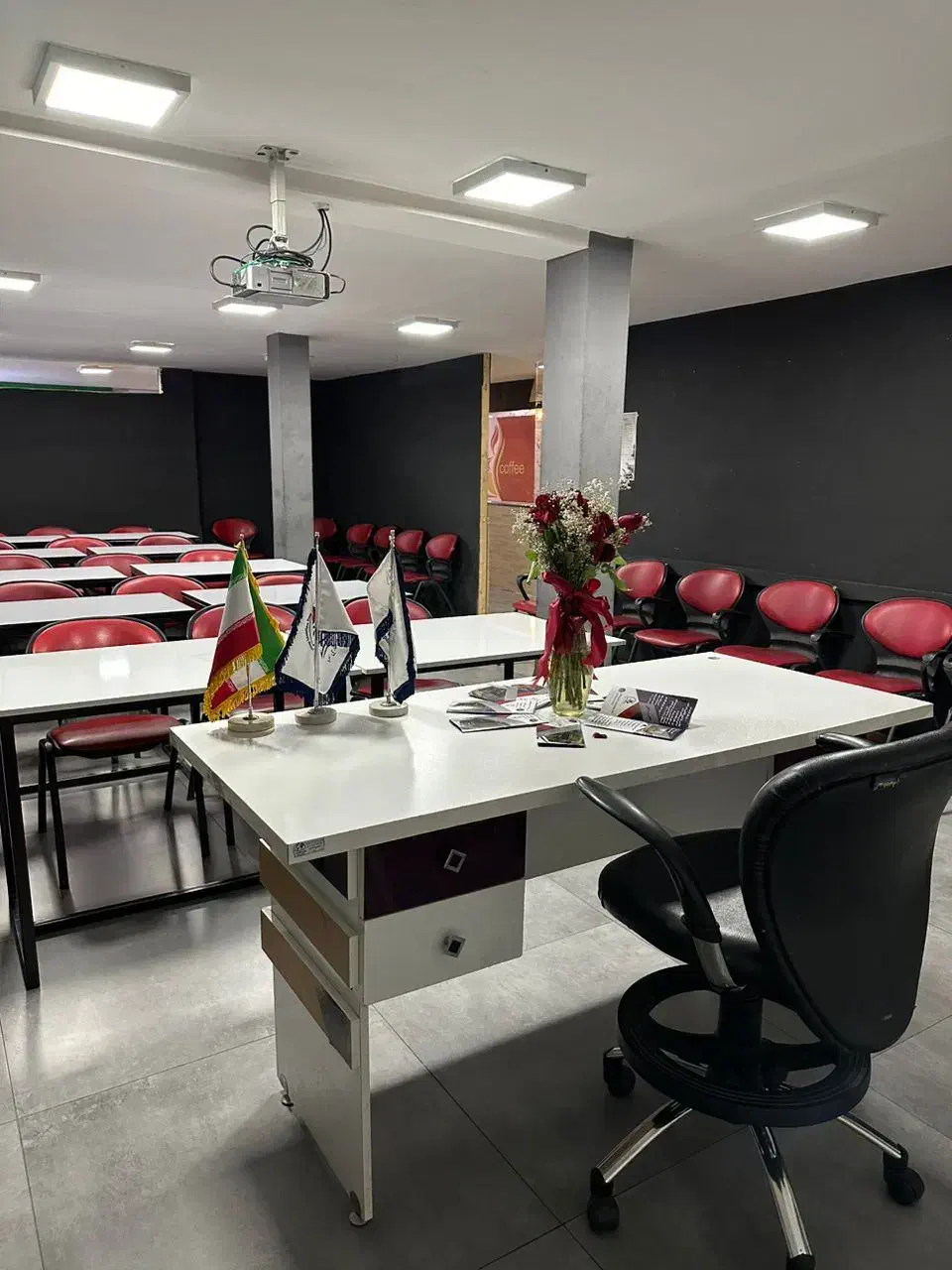 اجاره فضای آموزشی و میزکار|اجارهٔ کوتاه‌مدت دفتر کار و فضای آموزشی|اصفهان, سعادت‌آباد|دیوار