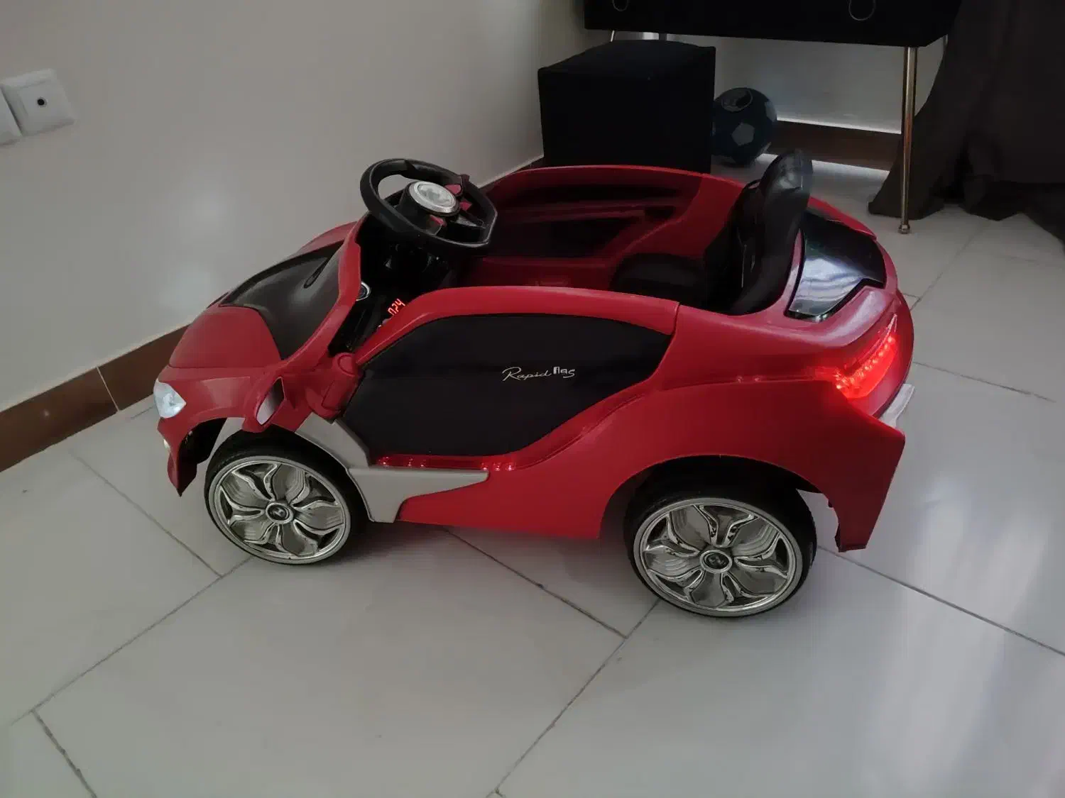 ماشین شارژی موزیکال و چراغدار|اسباب‌بازی بچه|پرند, فاز ۴|دیوار