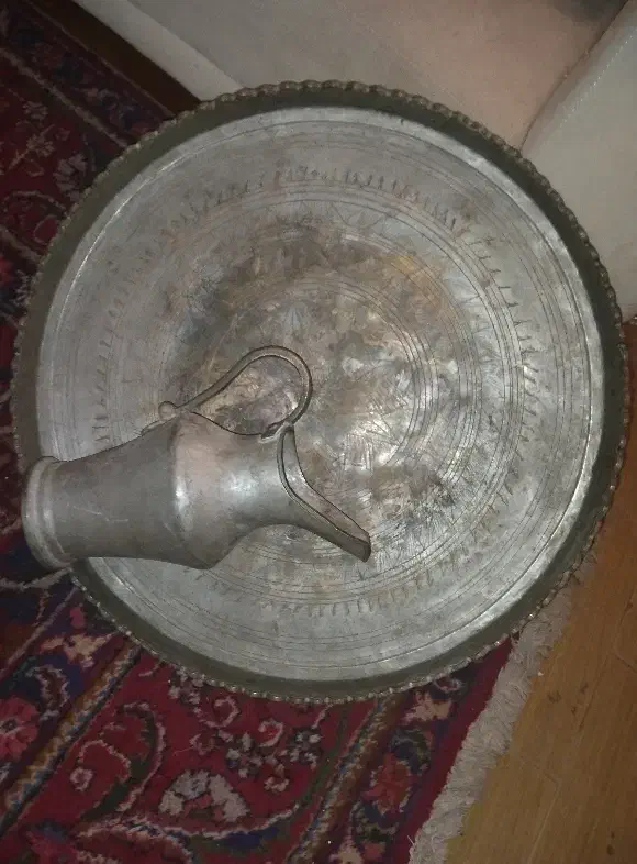 سینی یا (تغار ) و پارچ مسی قدیمی|کلکسیون اشیاء عتیقه|تربت جام, والفجر|دیوار