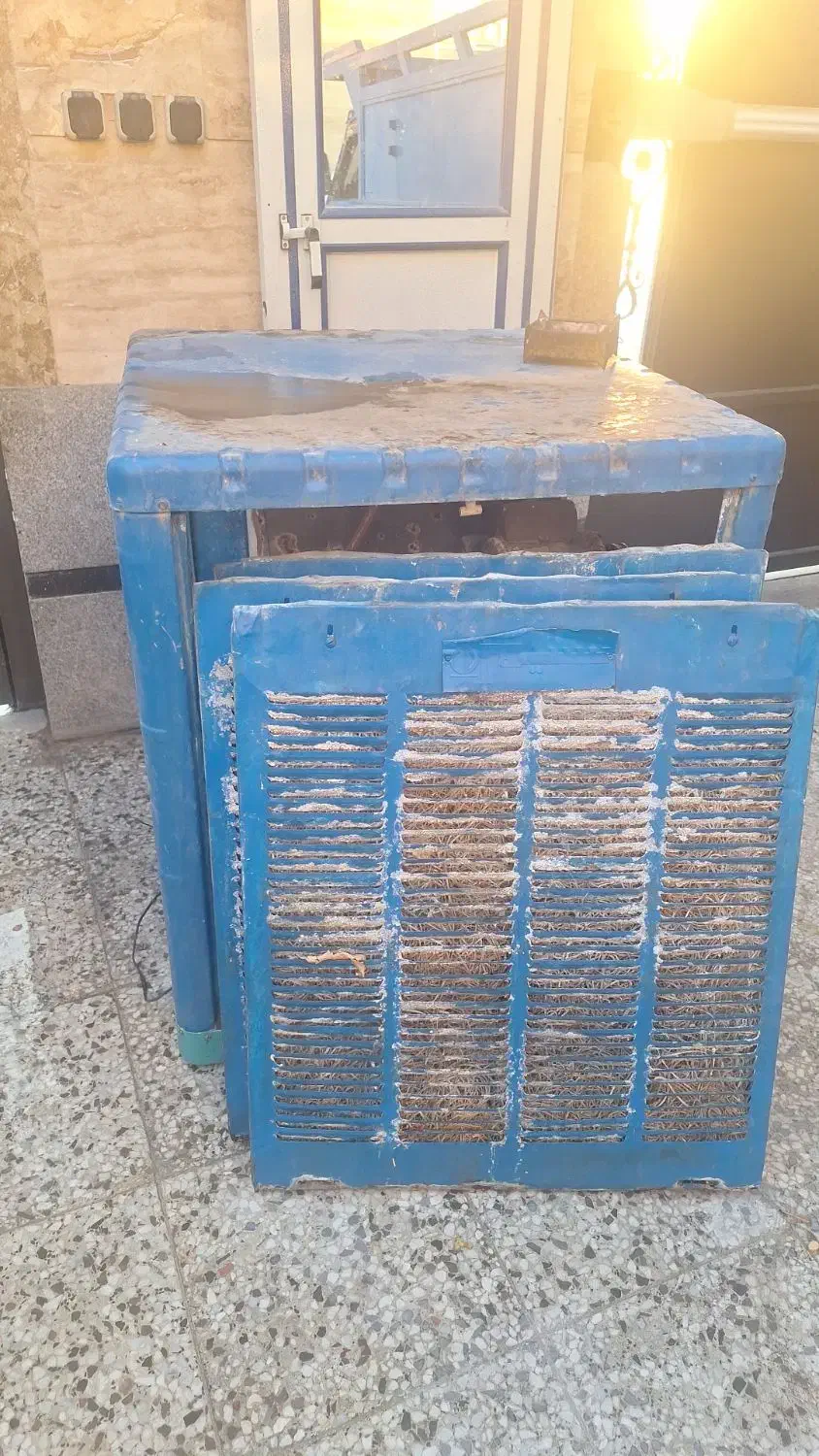 کولرآبی بزرگ|کولر آبی|شیراز, میانرود|دیوار