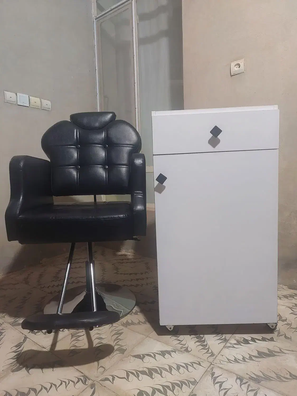 صندلی زیبایی به همراه کمد|آرایشگاه و سالن‌های زیبایی|گناباد, |دیوار