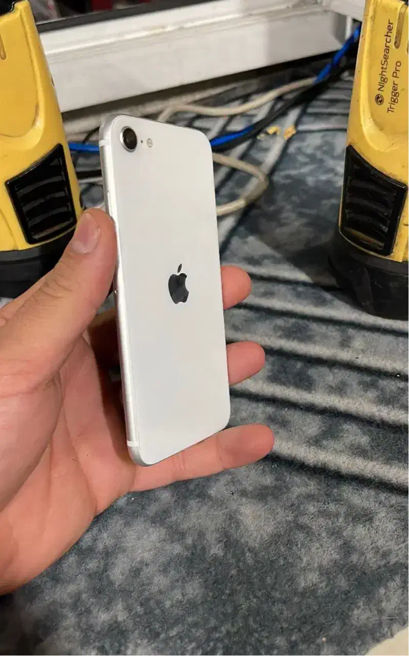 در حد نو iPhone se 2020|موبایل|رشت, معلم|دیوار