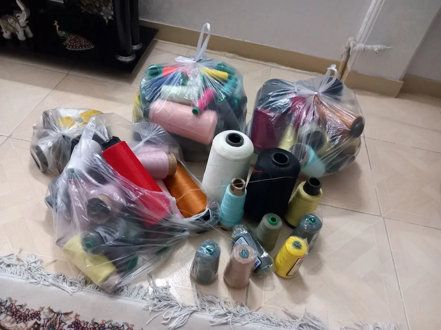 چرخ خیاطی تعداد400عدد نخ ترویلا و دوک کوچیک فروشی|لوازم خیاطی و بافتنی|تهران, یاخجی آباد|دیوار