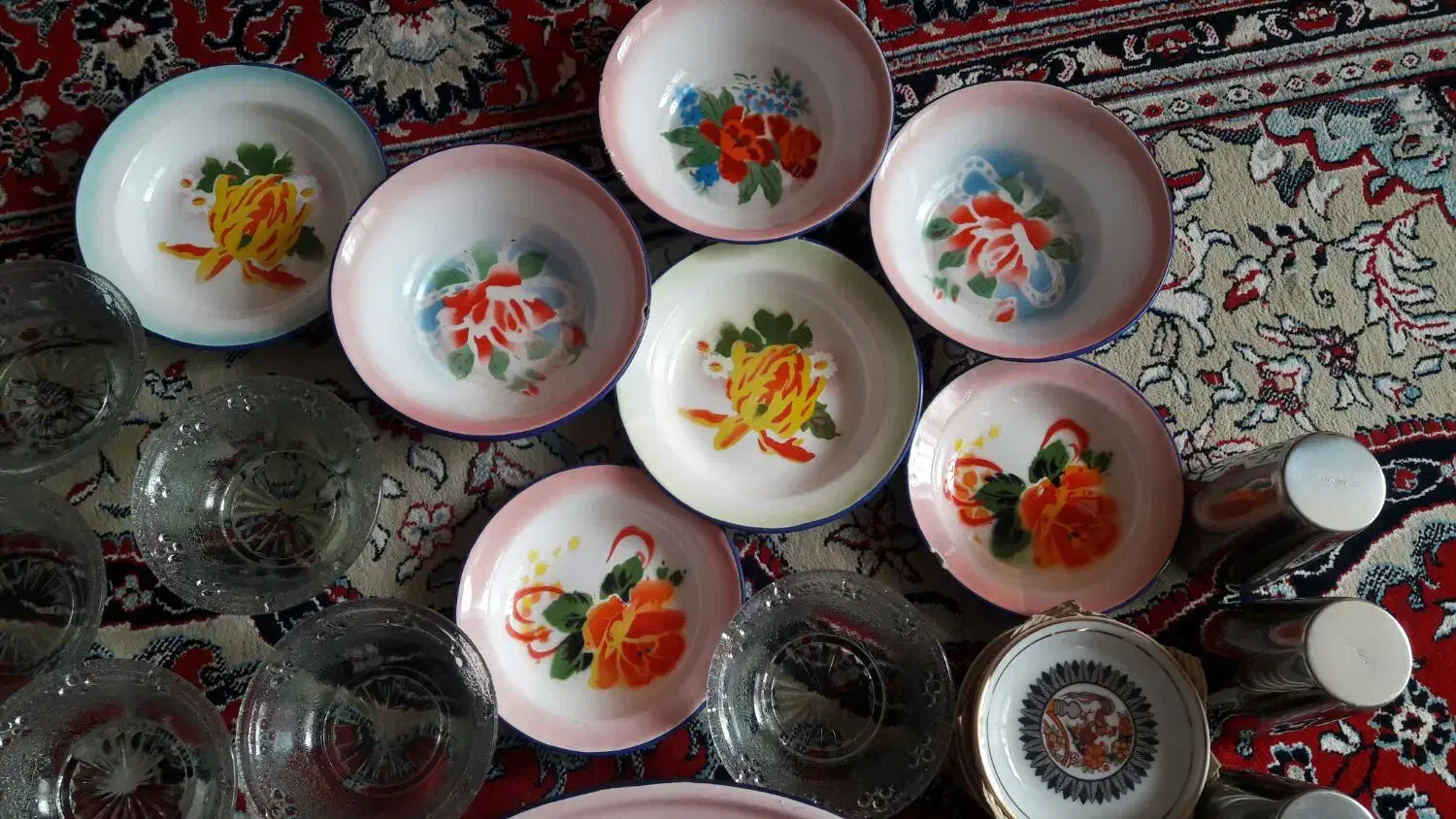 ظروف قدیمی و لعابی و نعلبکی|کلکسیون اشیاء عتیقه|فسا, |دیوار