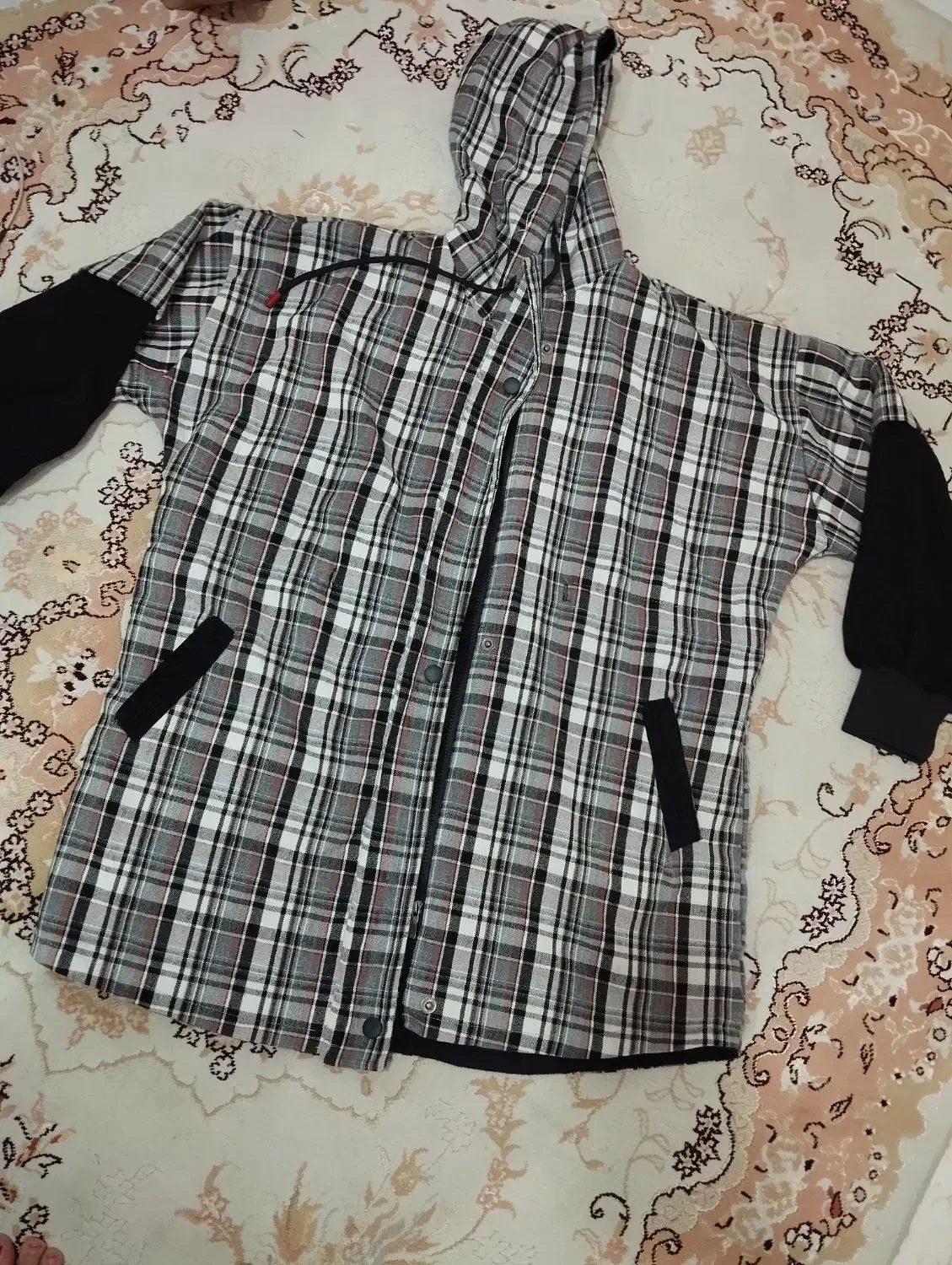 تعدادی پالتو در حد نو|لباس|قرچک, پویینک|دیوار