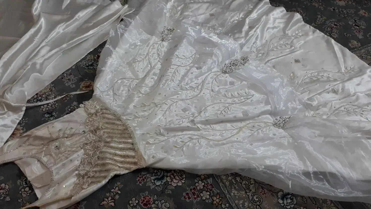 لباس عروس|لباس|ری, شهادت|دیوار