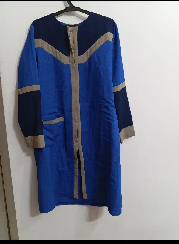 تعدادی لباس|لباس|محلات, |دیوار