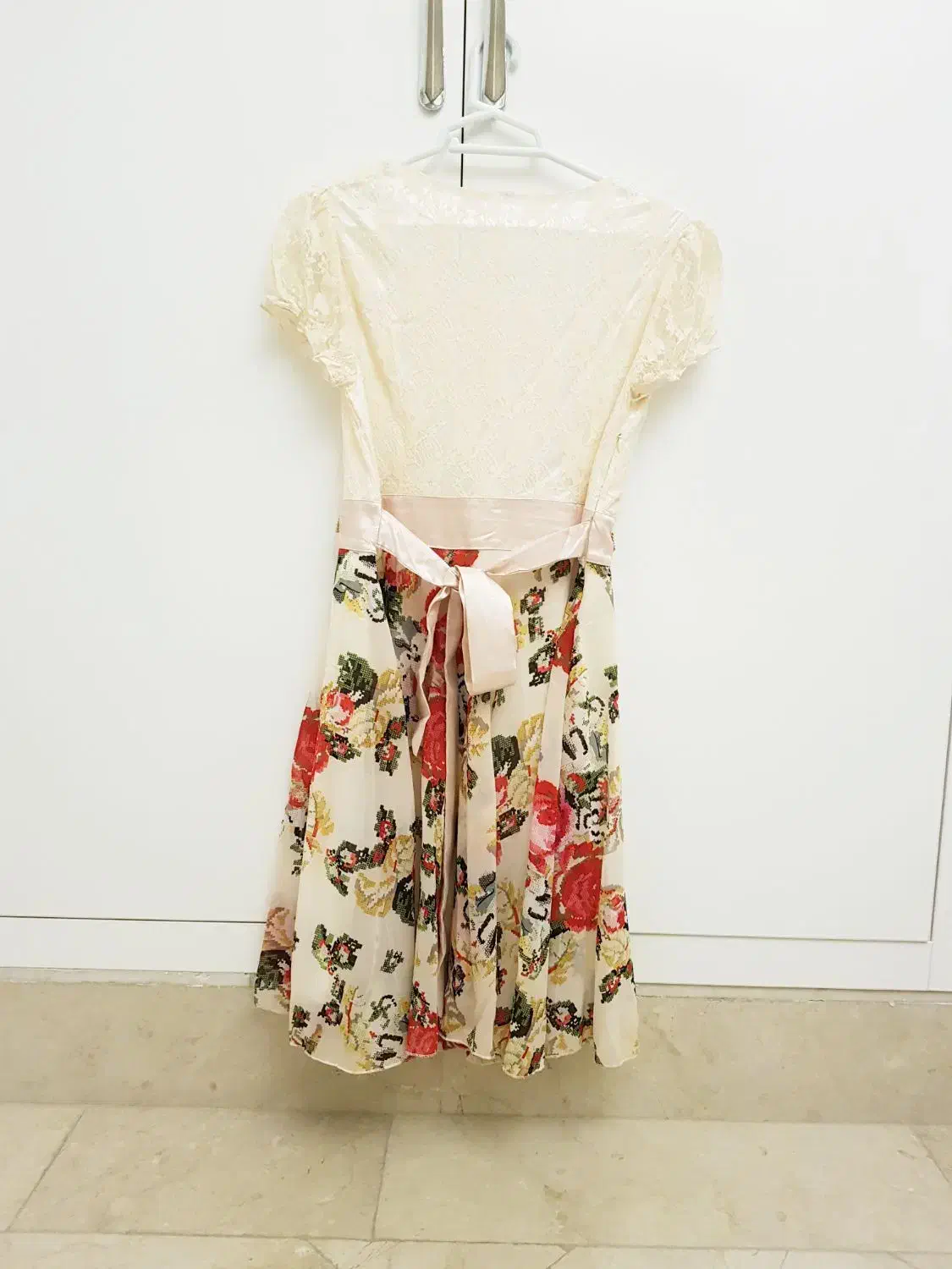 پیراهن|لباس|کاشان, امیرکبیر|دیوار