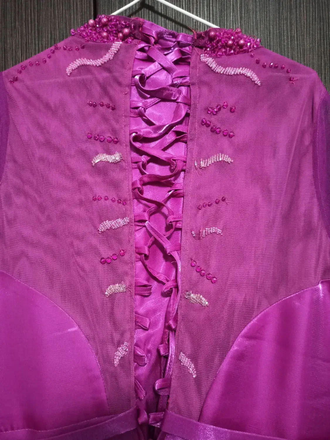 لباس مجلسی|لباس|رشت, استقامت ۱|دیوار