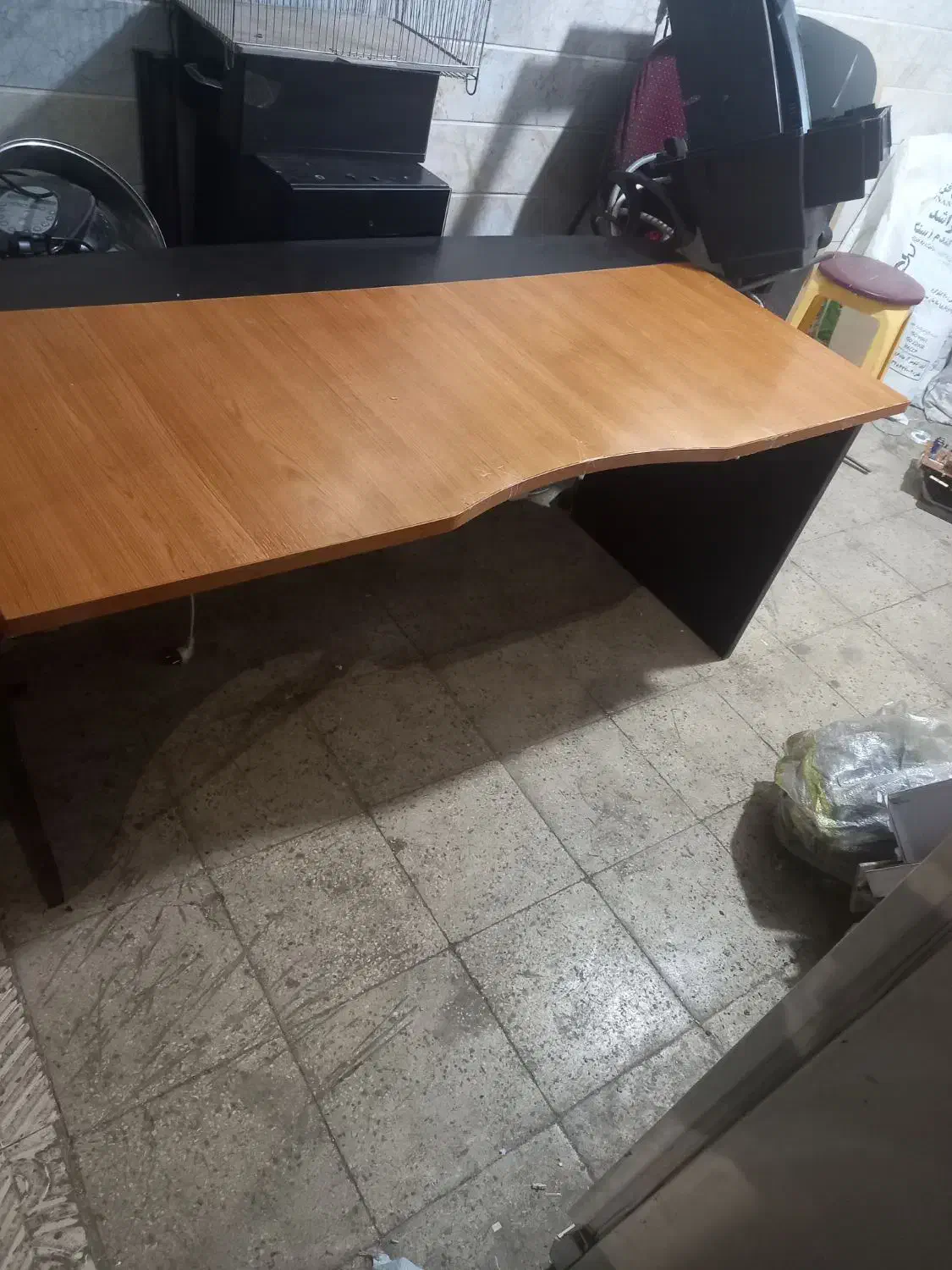 یک عدد میز اداری یا مغازه در حد نو در تصویر فروشی|میز تحریر و کامپیوتر|اقبالیه, |دیوار