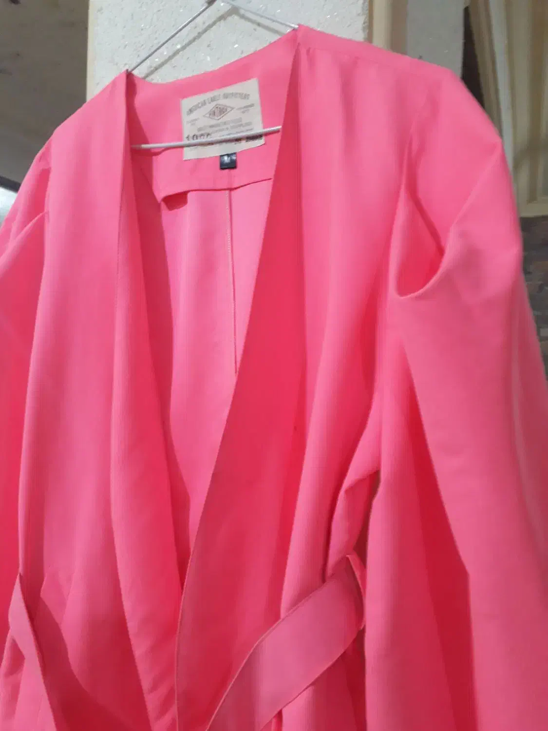 بارانی صورتی عروسکی|لباس|رشت, منظریه|دیوار