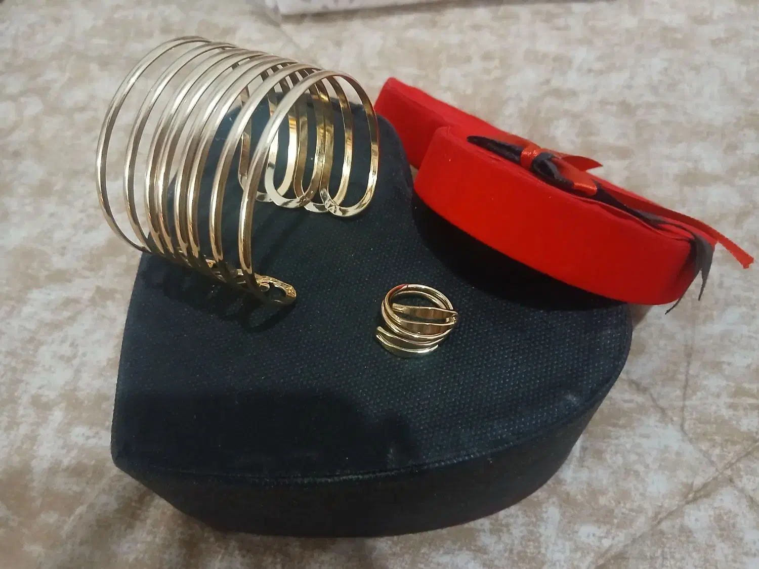 بنگل ب همراه انگشتر رنگ ثابت مشابه طلا۳۸۸۰۰۰|بدلیجات|مشهد, حجت|دیوار