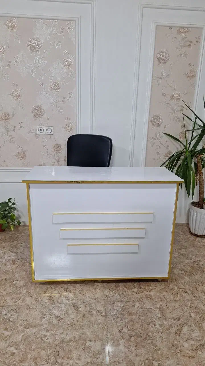 صندلی انتظار و میز رزوشن|آرایشگاه و سالنهای زیبایی|نصر آباد, |دیوار