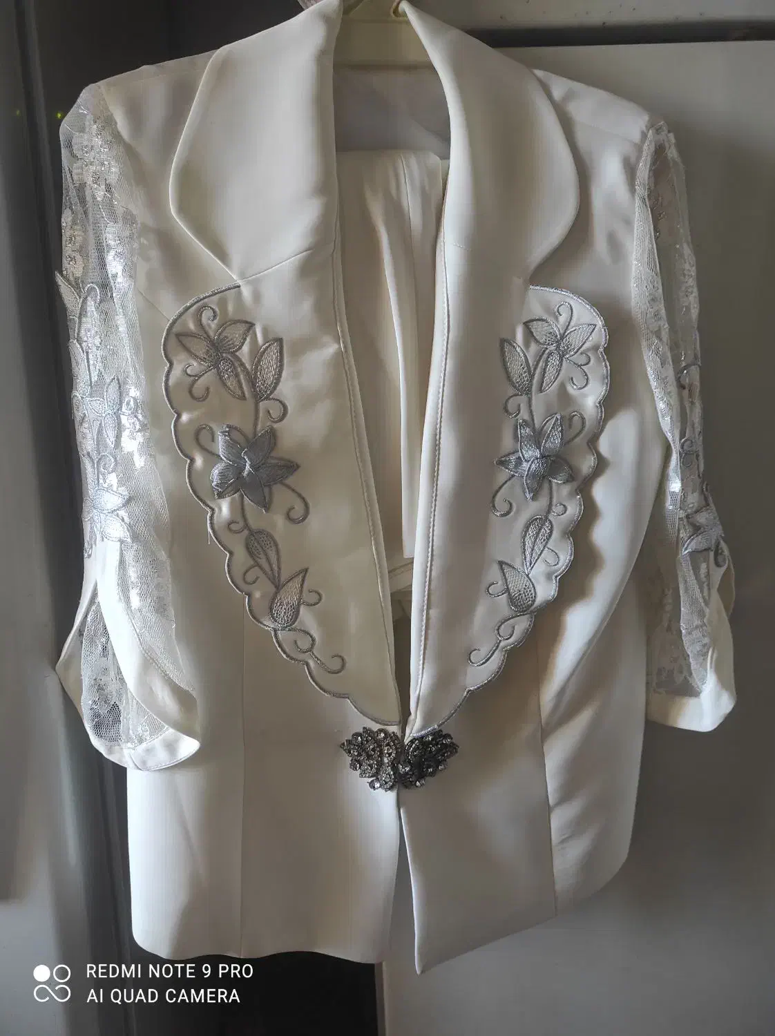 کت دامن|لباس|سیاهکل, |دیوار