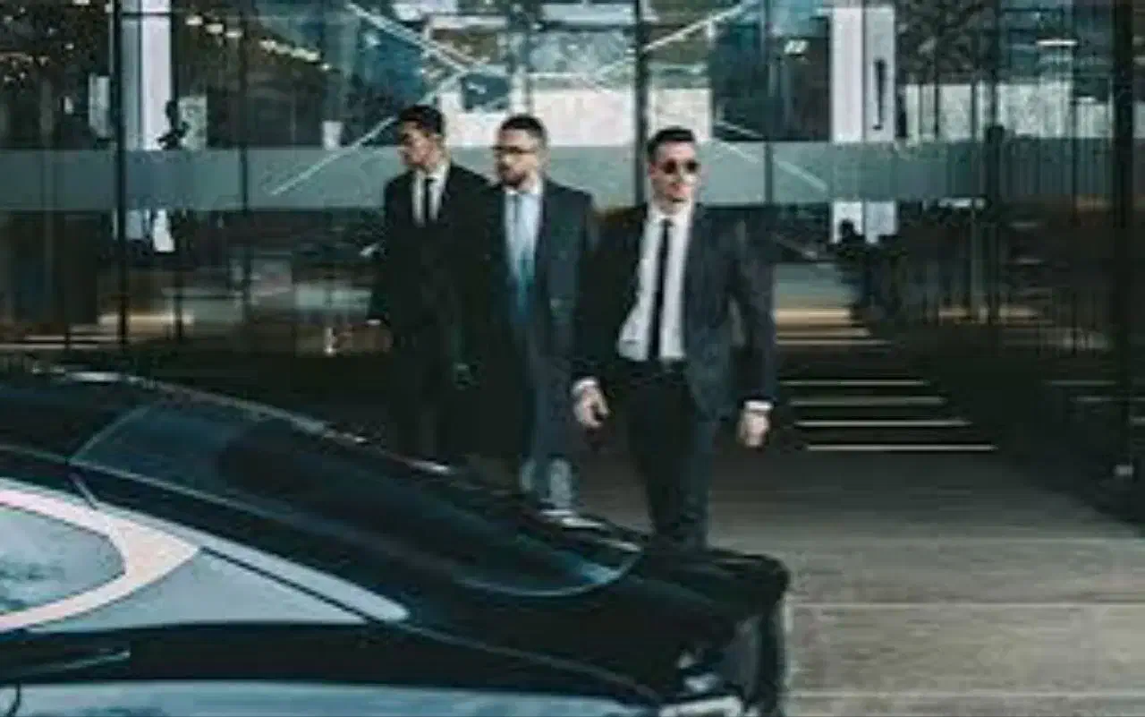 بادیگارد تشریفات ومحافظ شخصی|خدمات پذیرایی، مراسم|لاهیجان, انقلاب|دیوار