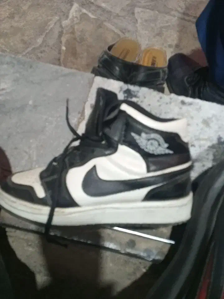 یک جفت کتونی جردن|کیف، کفش، کمربند|اقبالیه, |دیوار