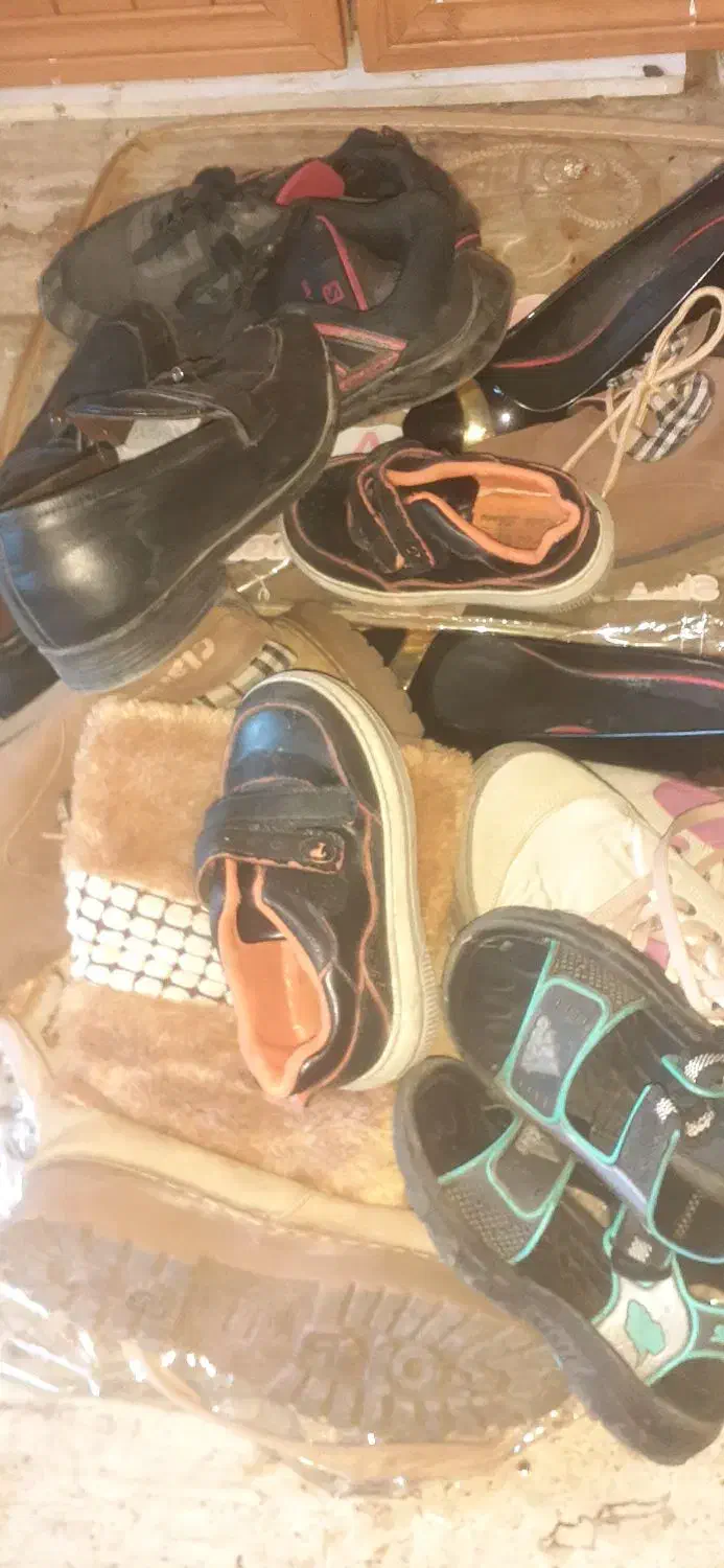 چندجفت کفش بزرگ وکوچک|کیف، کفش، کمربند|ماکو, |دیوار