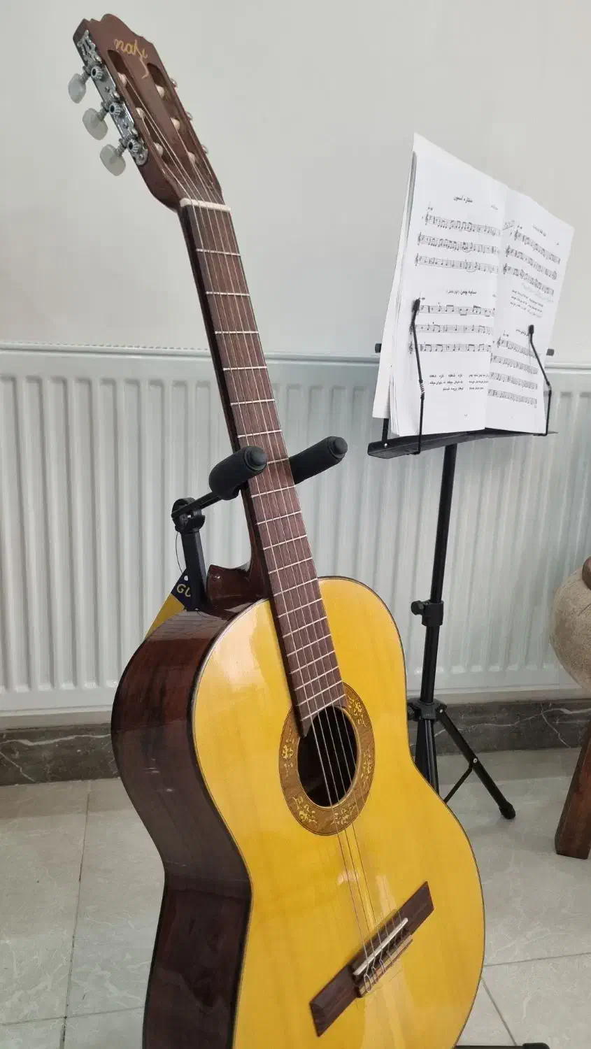 گیتار‌کلاسیک|گیتار، بیس، امپلیفایر|اشتهارد, |دیوار