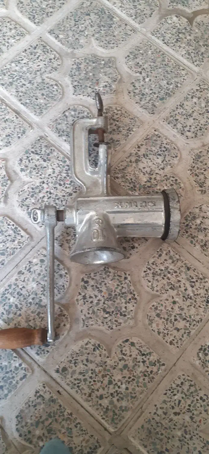 چرخ گوشت قدیمی|کلکسیون اشیاء عتیقه|ملایر, |دیوار