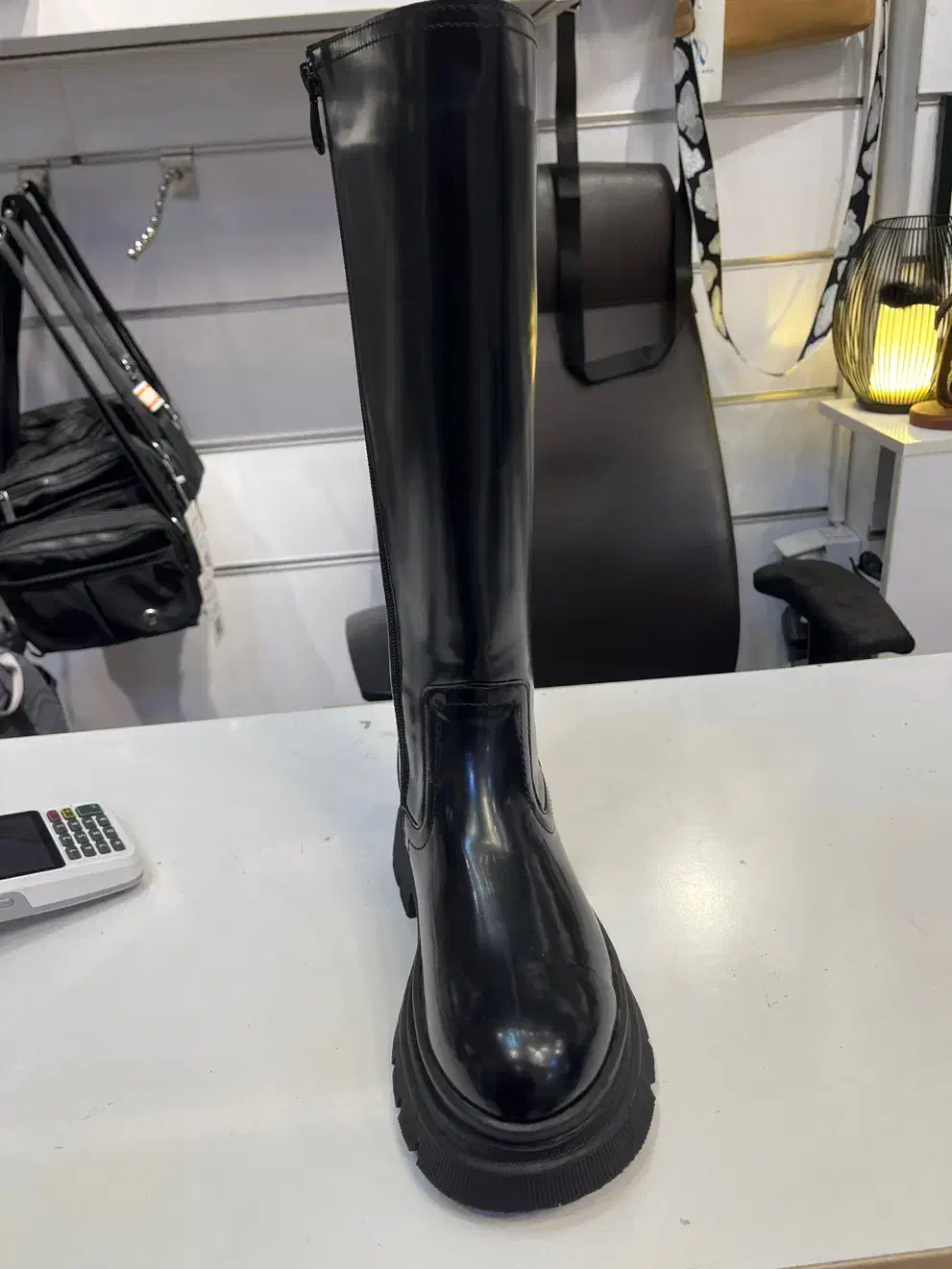 بوت بلند|کیف، کفش، کمربند|رشت, پیرسرا|دیوار