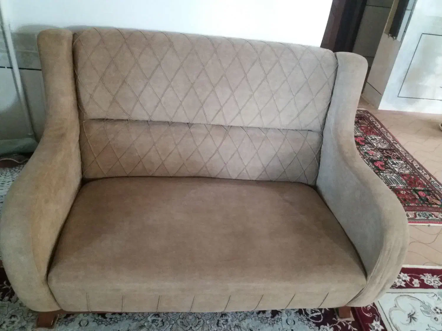 مبل‌تقریبا‌نو|مبلمان خانگی و میز عسلی|بن, |دیوار