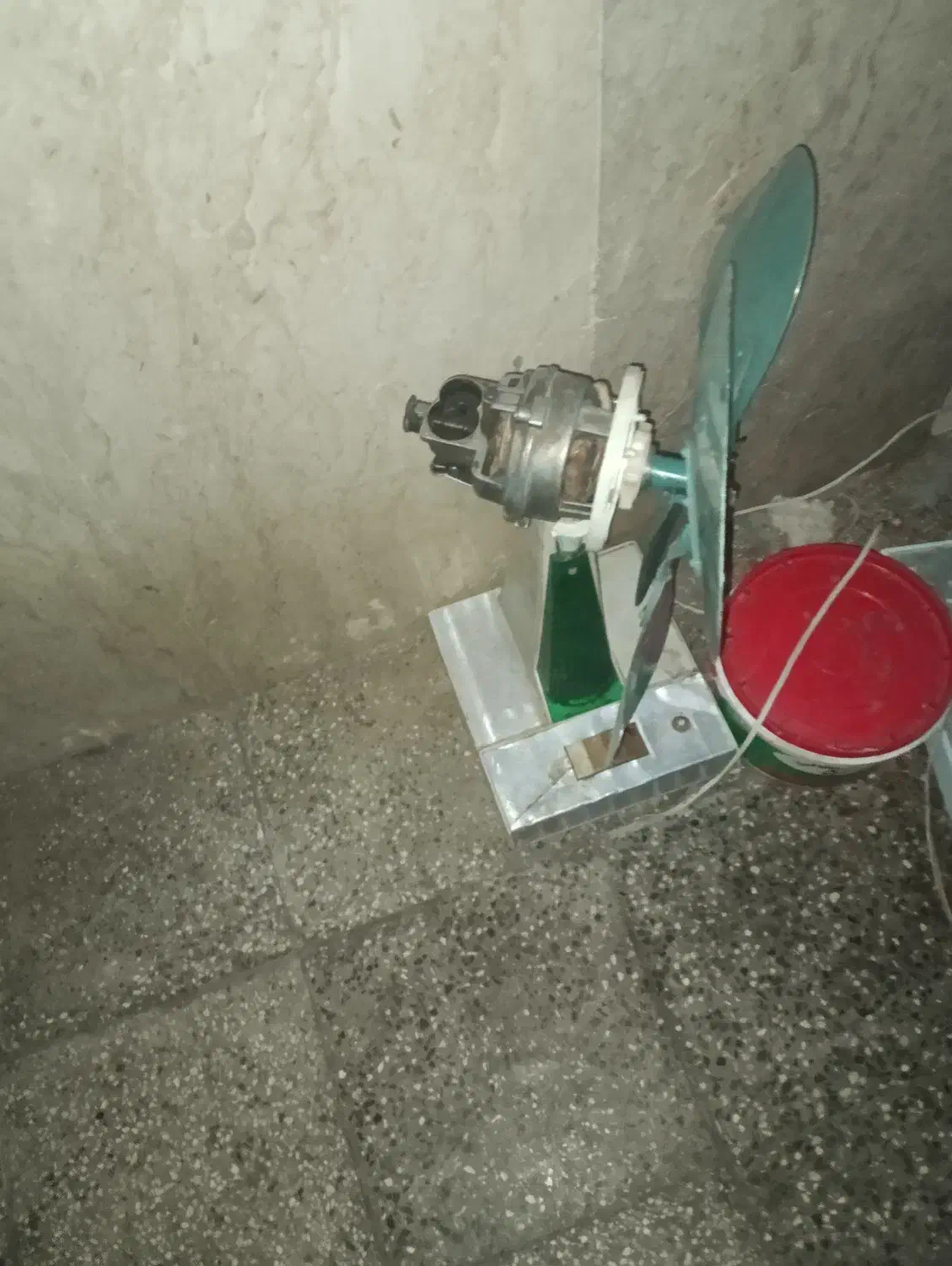 دو عدد پنکه توشیبا|پنکه و تصفیهکنندهٔ هوا|آشتیان, |دیوار