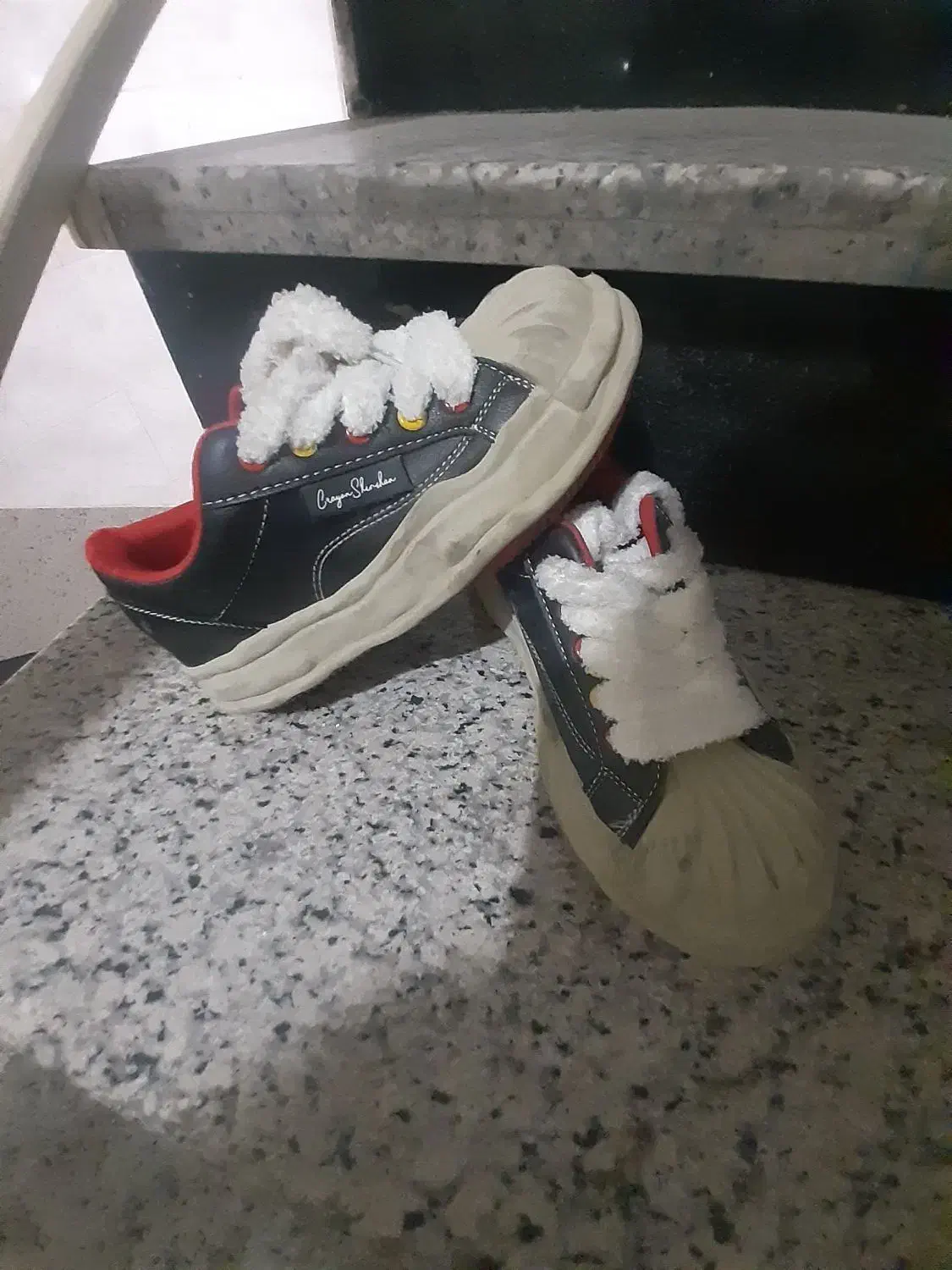 کفش دخترانه|کیف، کفش، کمربند|ری, شهادت|دیوار