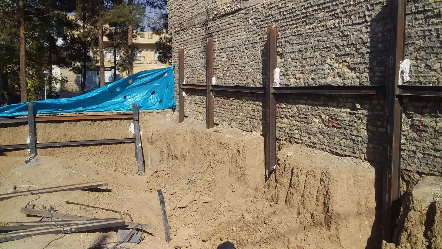 تخریب ساختمان/اجرای سازه نگهبان /مهاربندی/نبشی کشی|خدمات پیشه و مهارت|اصفهان, مرداویج|دیوار