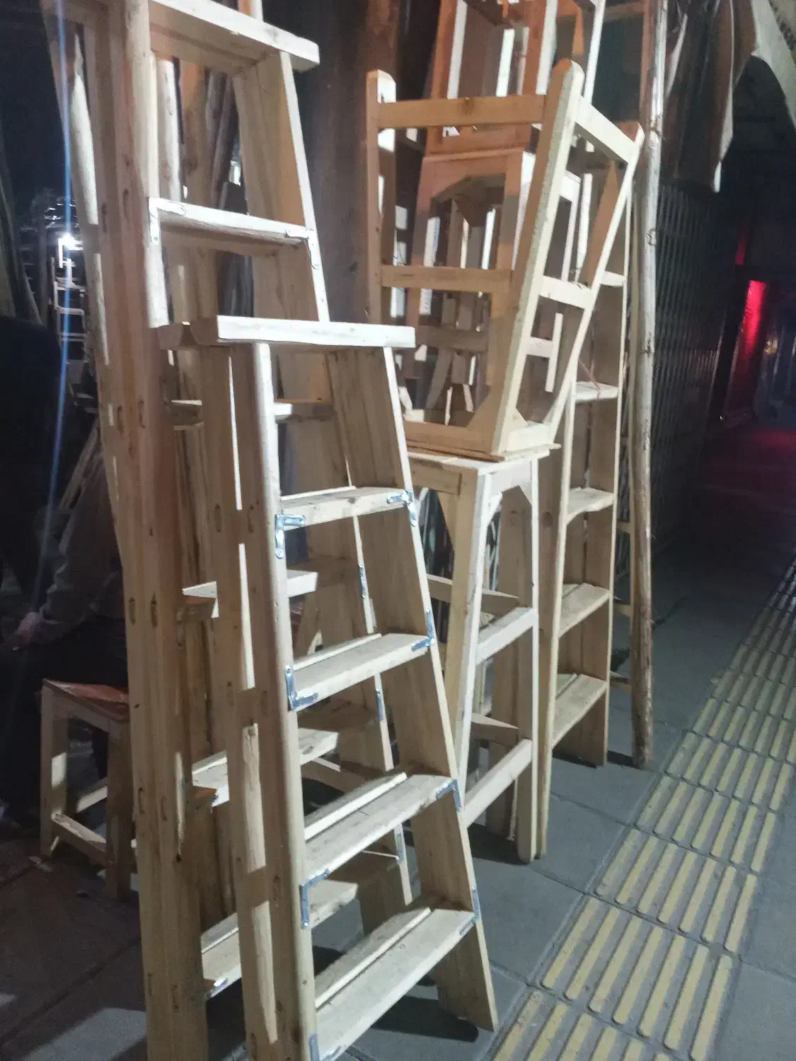 تخته قالی، تخته بنایی، نردبان، تخته روسی|مصالح و تجهیزات ساختمان|اصفهان, لاله|دیوار