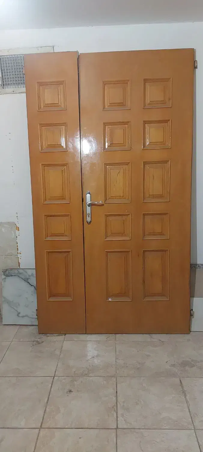 درب دو لنگه چوبی سالم لنگه کوچک۳۹/۵×۲/۱۴سانت|مصالح و تجهیزات ساختمان|شیراز, شهرک گلستان|دیوار