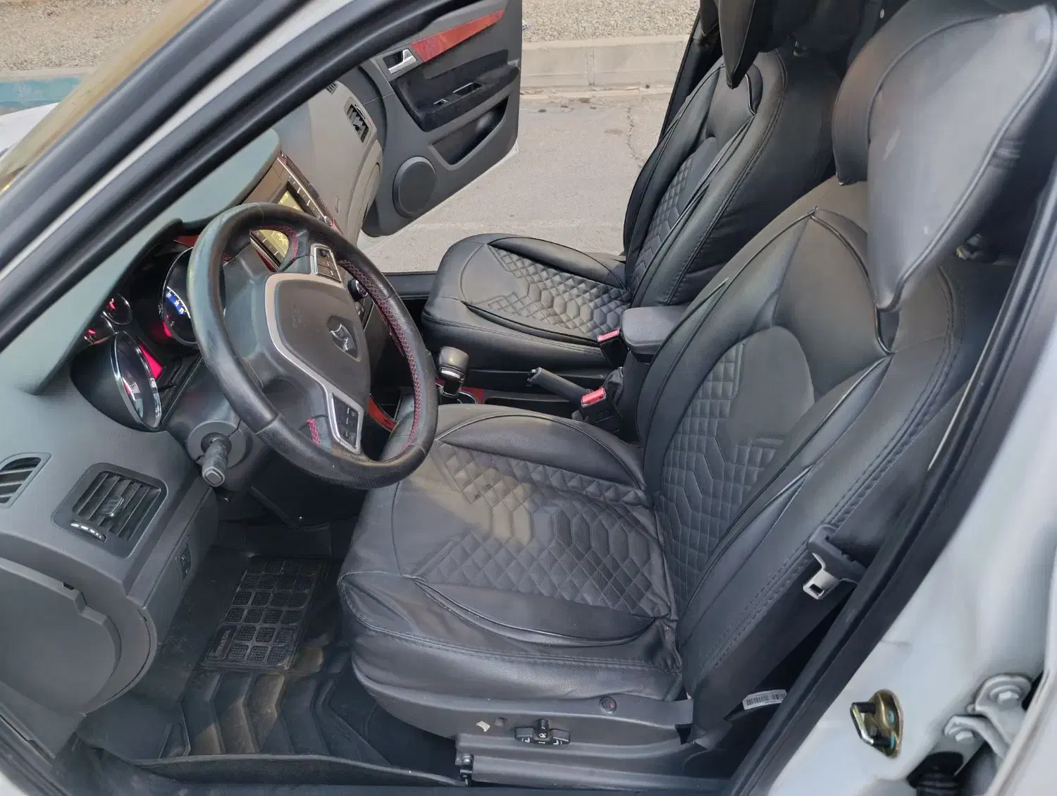 دنا اوتو ۴۰۱ با گرمکن صندلی و مانیتور پشت صندلی|خودرو سواری و وانت|قدس, شهرقدس|دیوار