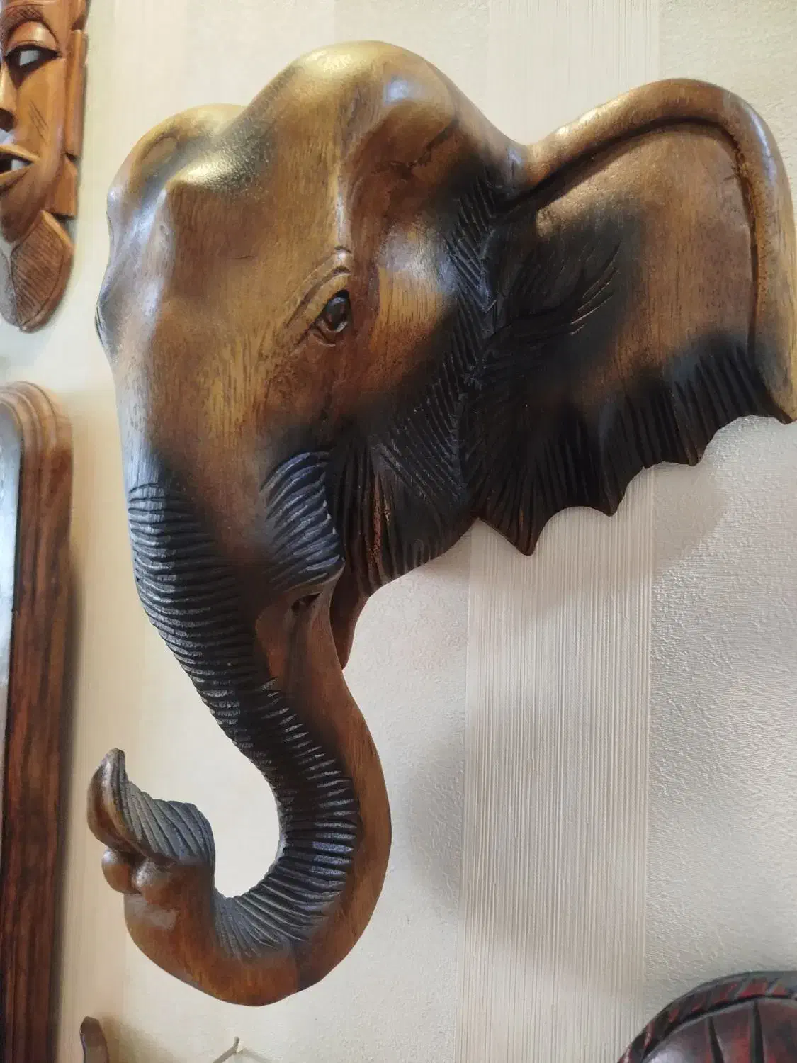 سردیس فیل چوبی|کلکسیون اشیاء عتیقه|شیراز, شهرک جماران|دیوار