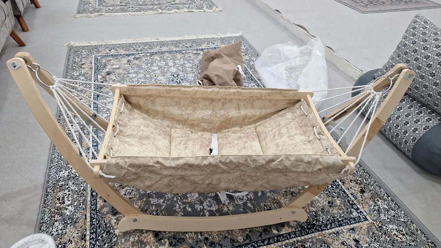 ننو چوبی|تخت و صندلی بچه|باغ ملک, |دیوار