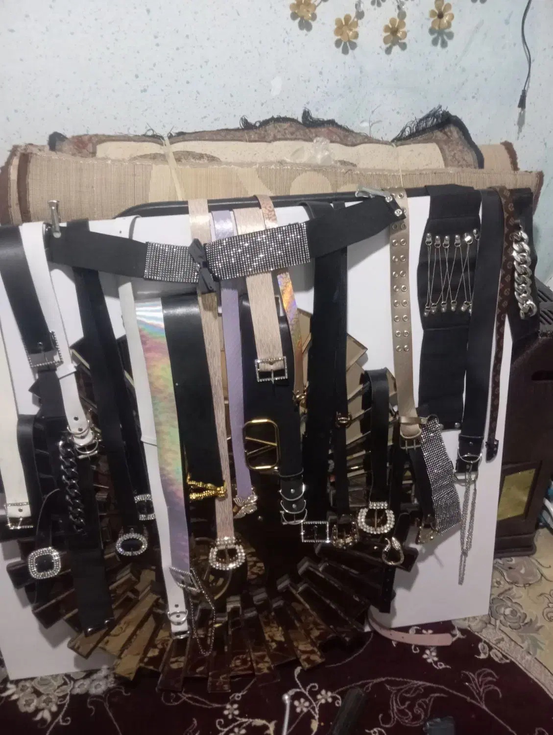 تعدادی کمربند جنس مارک نو، وتعدادی لباس زنانه|لباس|مرودشت, نقش رستم|دیوار