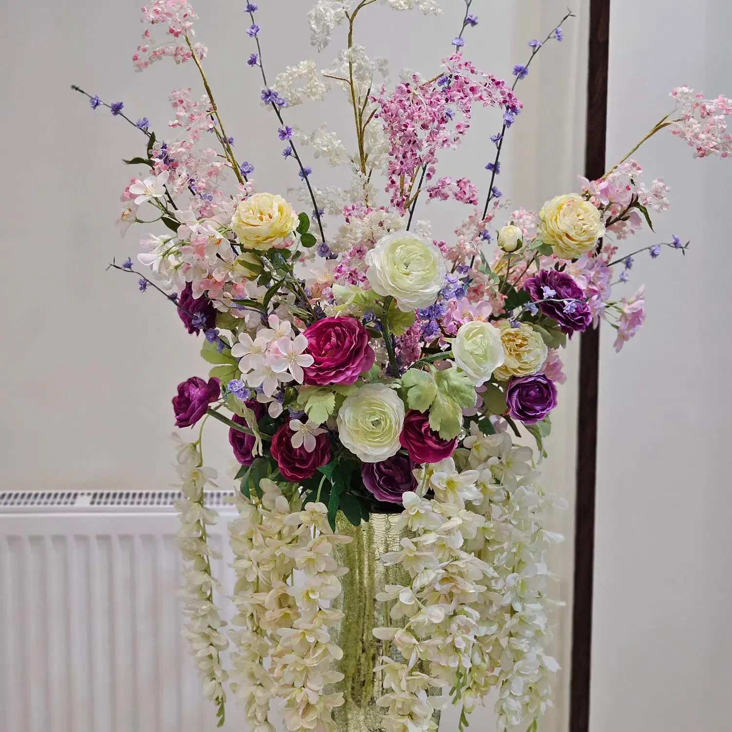 گلدان شیشه‌ای با گل‌های منحصر به فرد|گل مصنوعی|نجف‌آباد, معرفت|دیوار