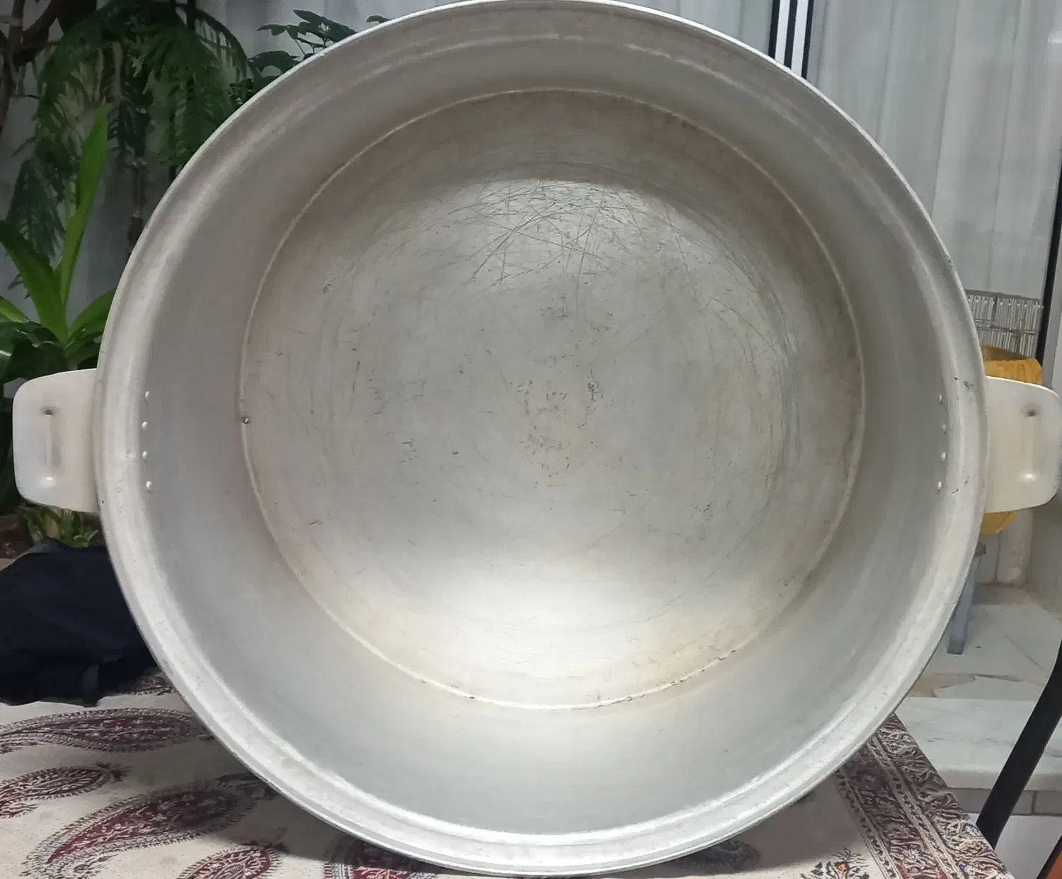 دیگ روحی قدیمی|ظروف پخت‌وپز|تیران, |دیوار