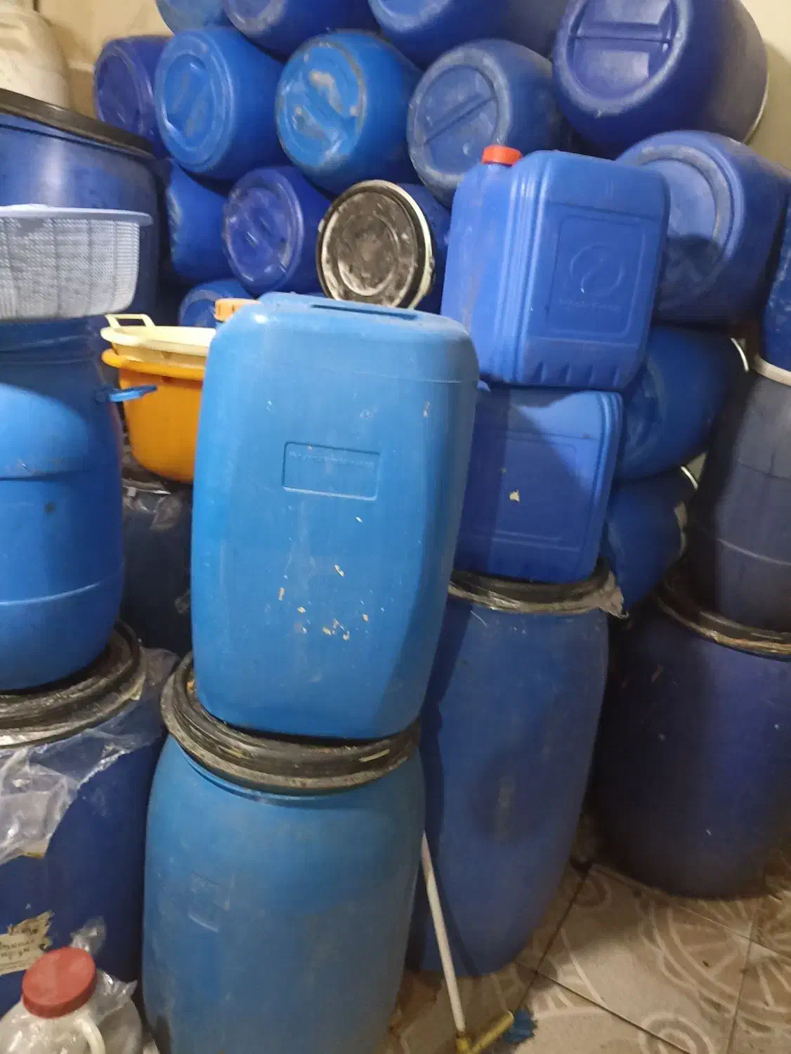 دبه|ظروف نگهدارنده، پلاستیکی، یک‌بارمصرف|مرودشت, ابوذر شمالی‎|دیوار