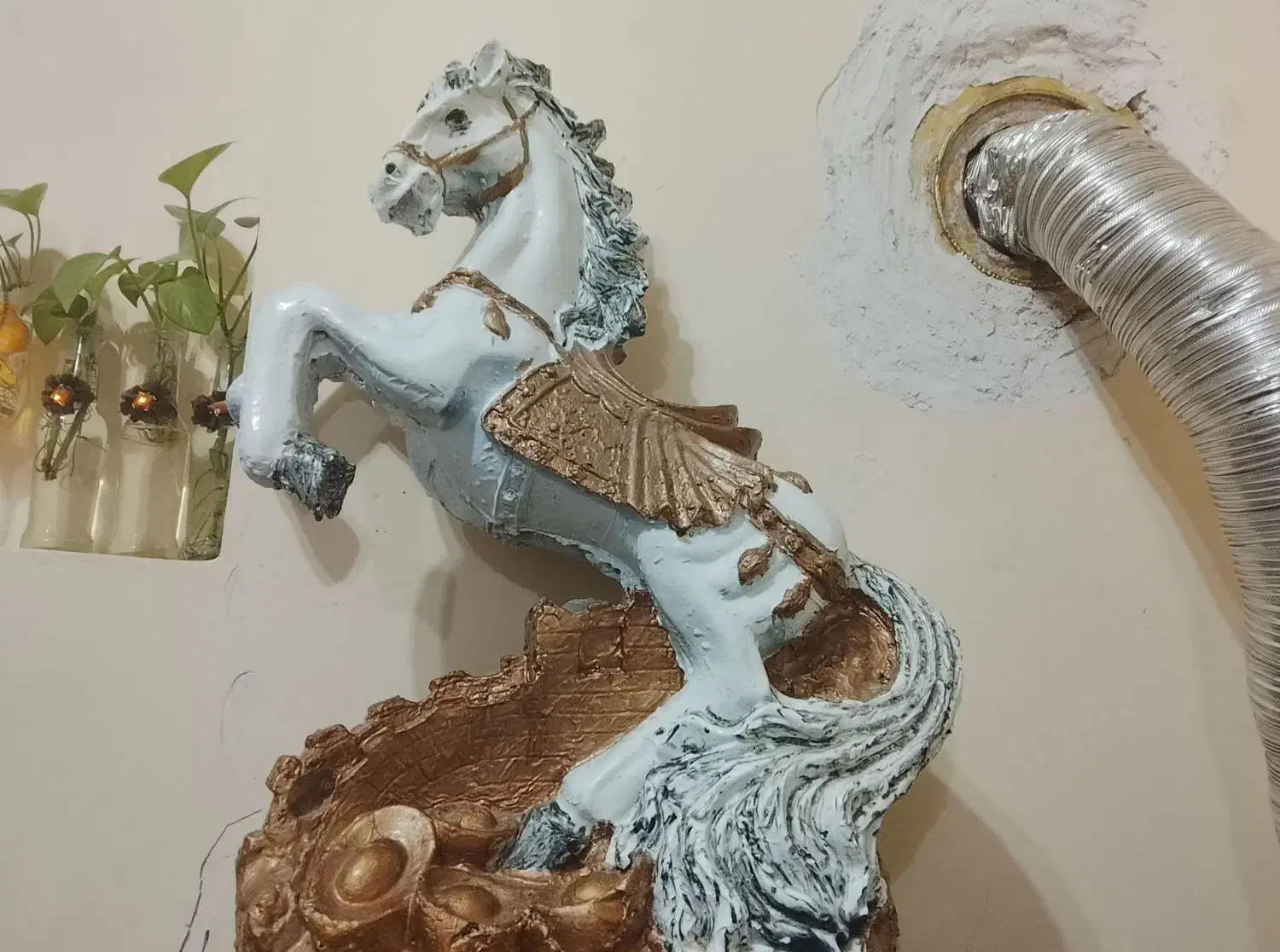 اسب سفید طلایی|مجسمه، تندیس، ماکت|تربت‌حیدریه, سرمحله|دیوار