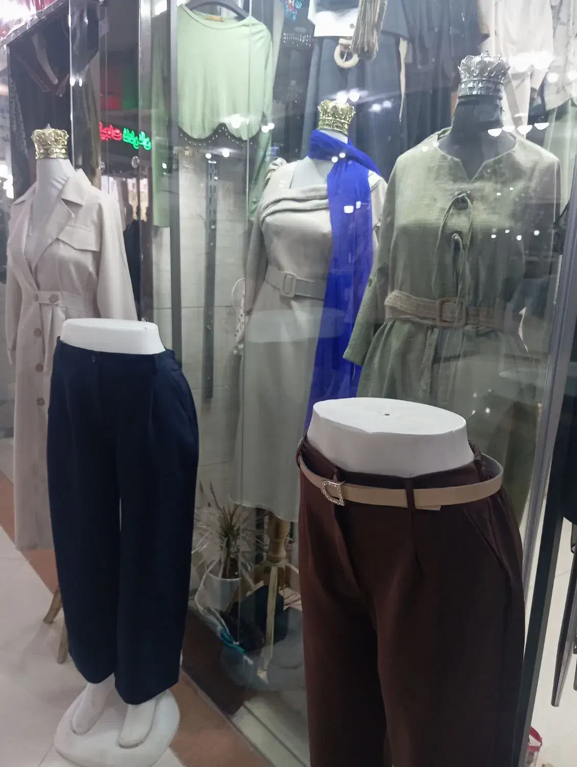 لباس زنانه|لباس|لردگان, |دیوار