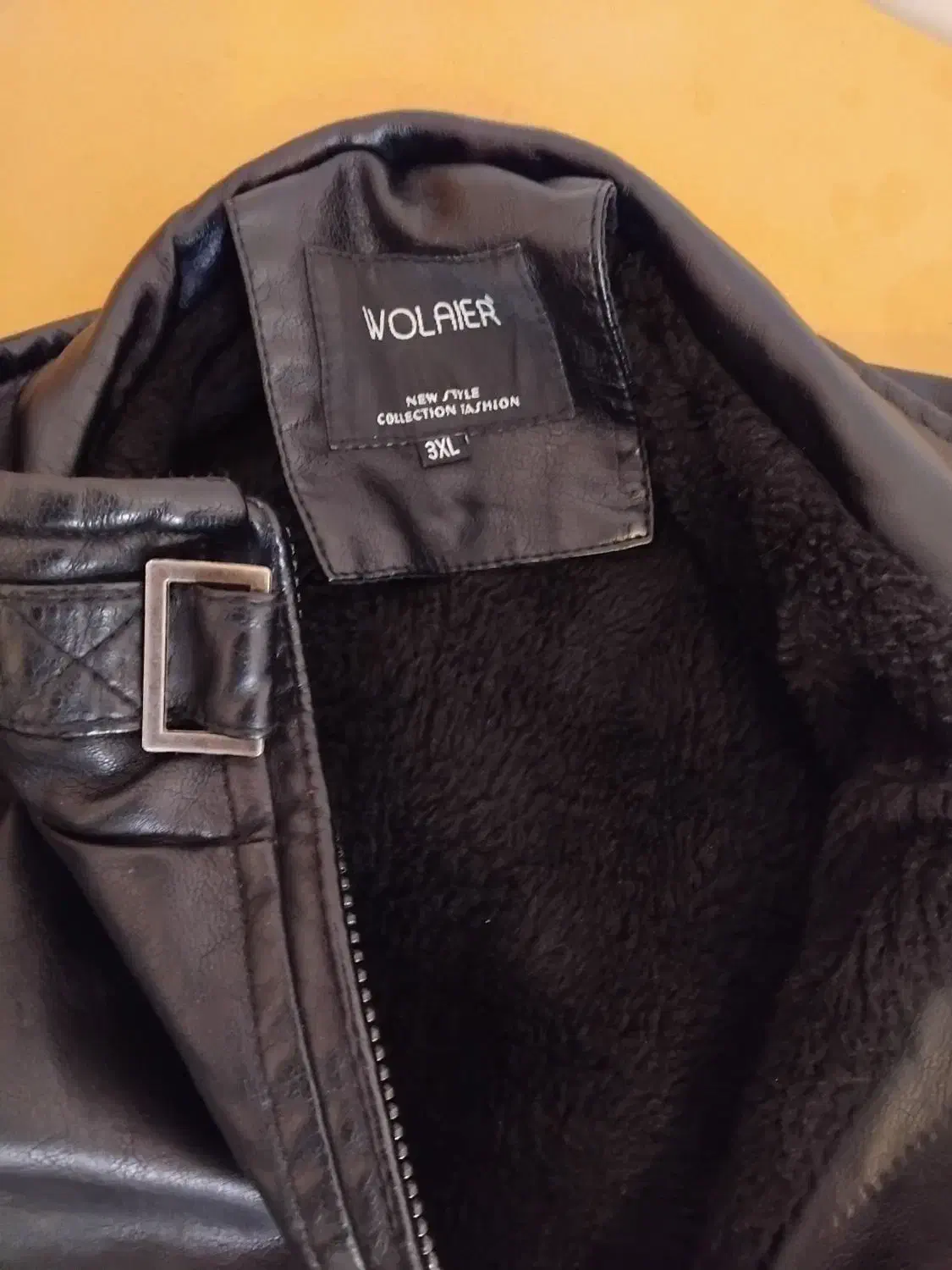 کاپشن|لباس|اصفهان, ملک|دیوار