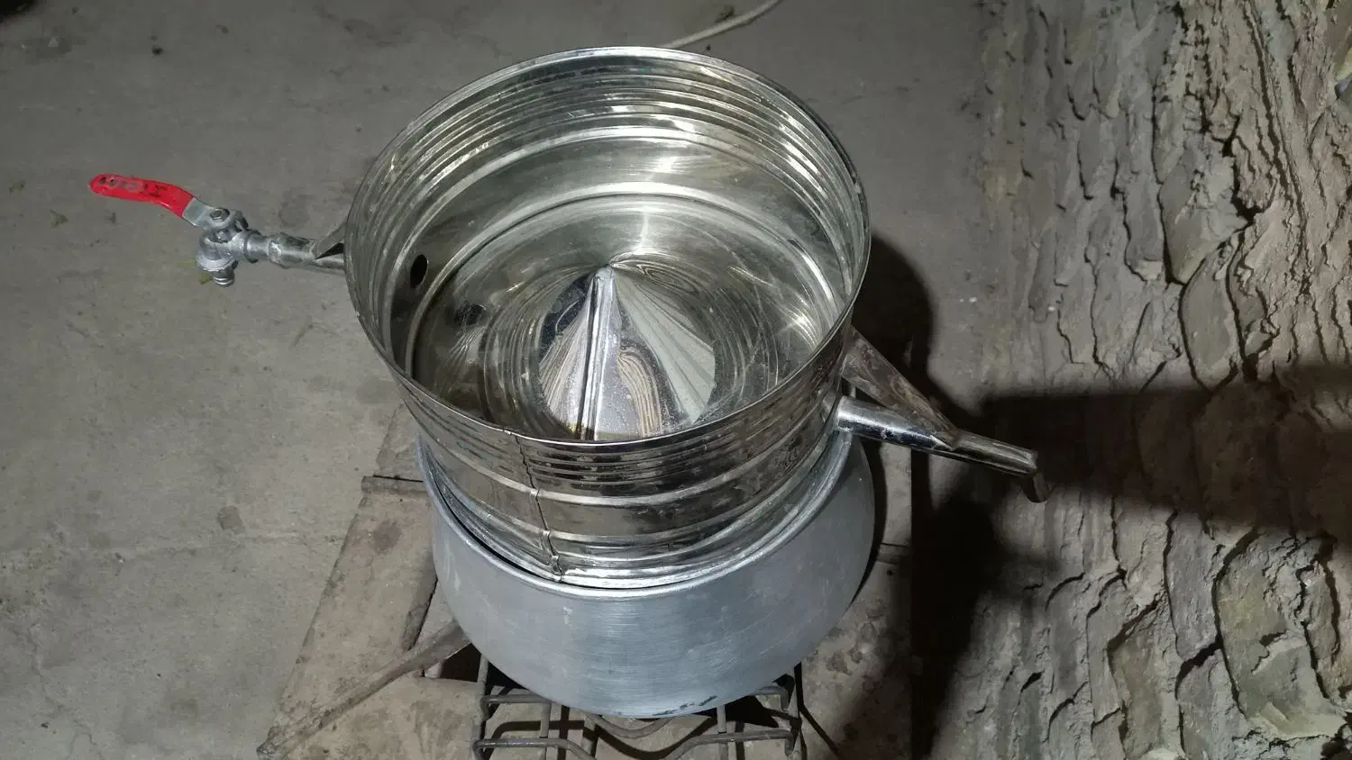 دیک گلابگیری|ظروف پخت‌وپز|یزد, |دیوار