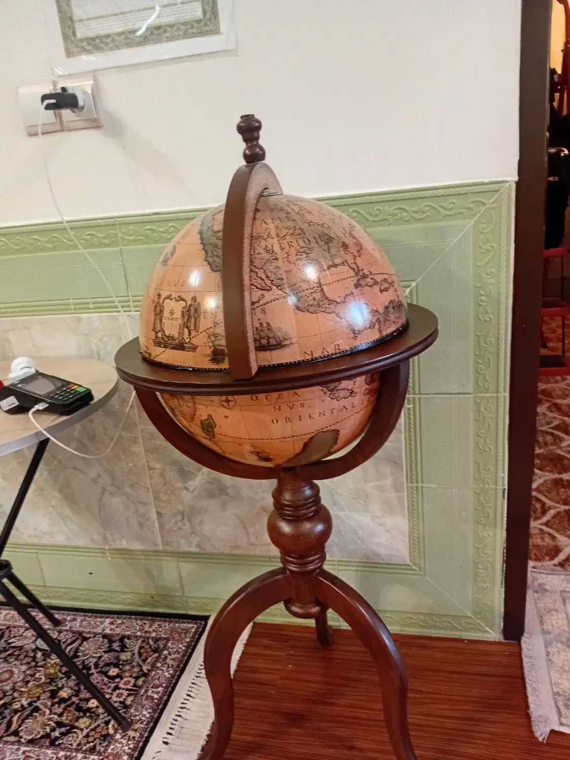 تلفن بسبک کره جغرافیایی|میز تلفن|شهرکرد, |دیوار