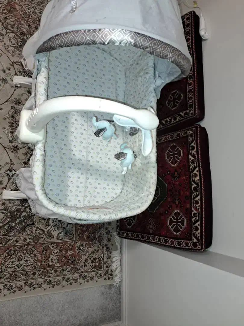 گهواره موزیکال و رقص نور کیفیت خارجی|اسباب و اثاث بچه|شیراز, غدیر جنوبی|دیوار