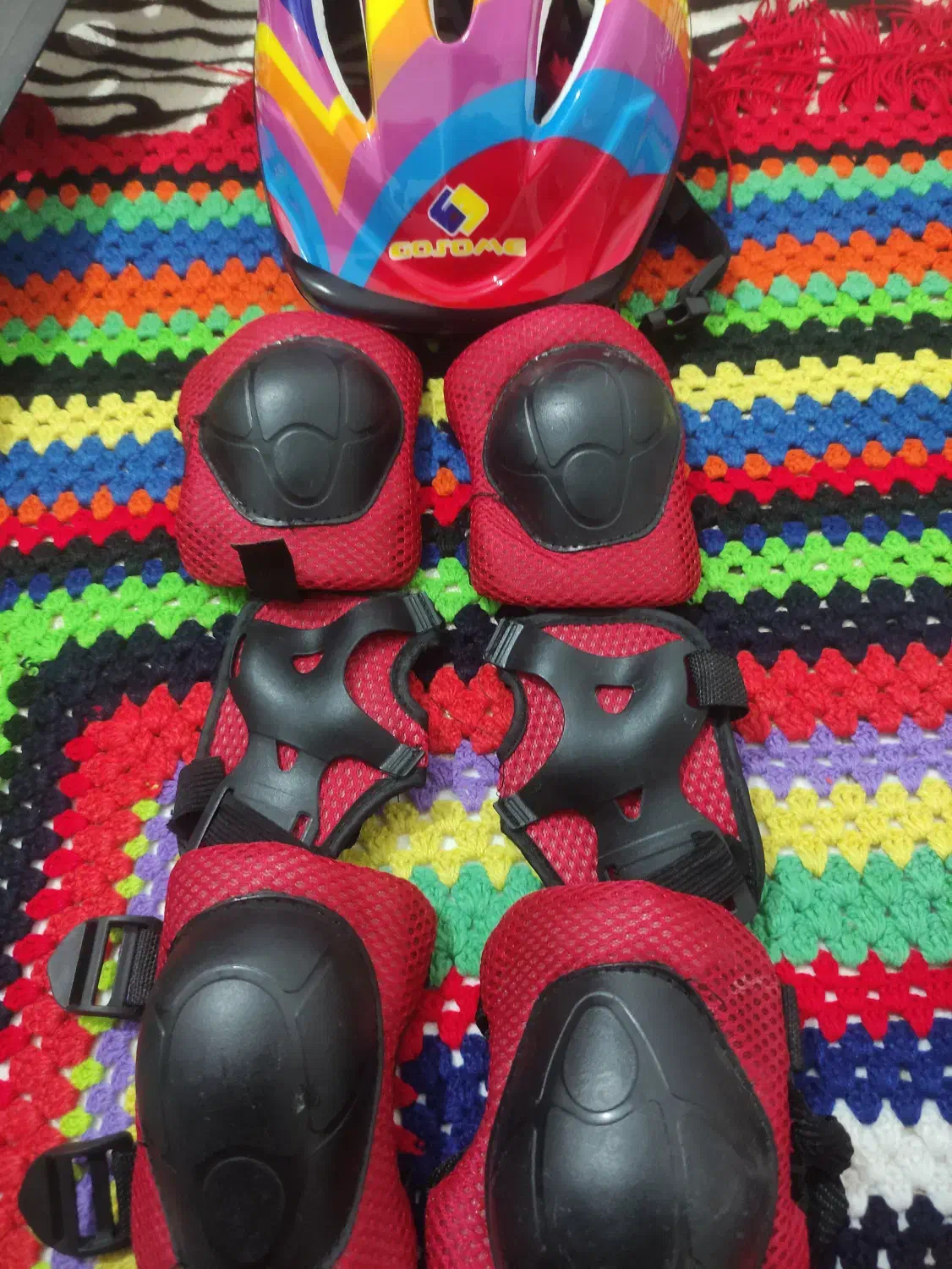 کلاه اسکیت و ست زانو بند|دوچرخه، اسکیت، اسکوتر|محمدشهر, جعفرآباد|دیوار