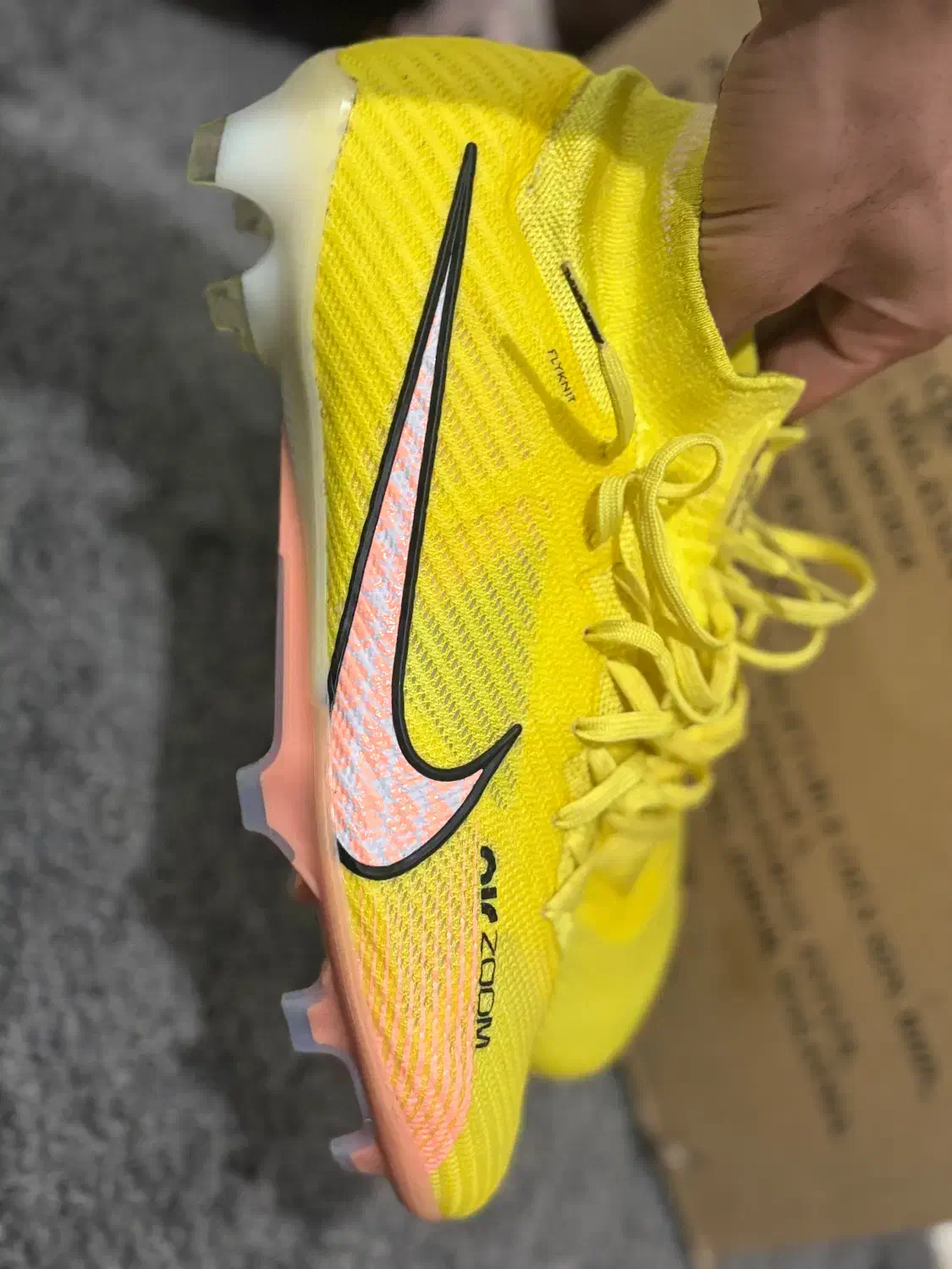 استوک فوتبال نایک مرکوریال کلاس A|کیف، کفش، کمربند|اندیشه, اندیشه فاز ۱|دیوار