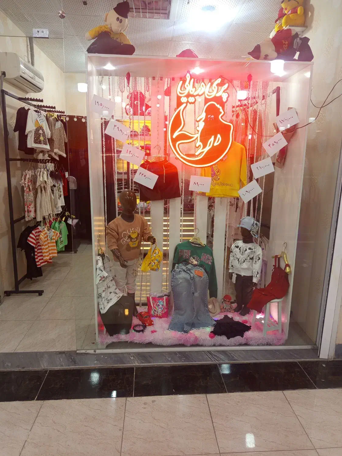 فروش دکور مغازه لباس فروشی|فروشگاه و مغازه|قم, نیروگاه|دیوار