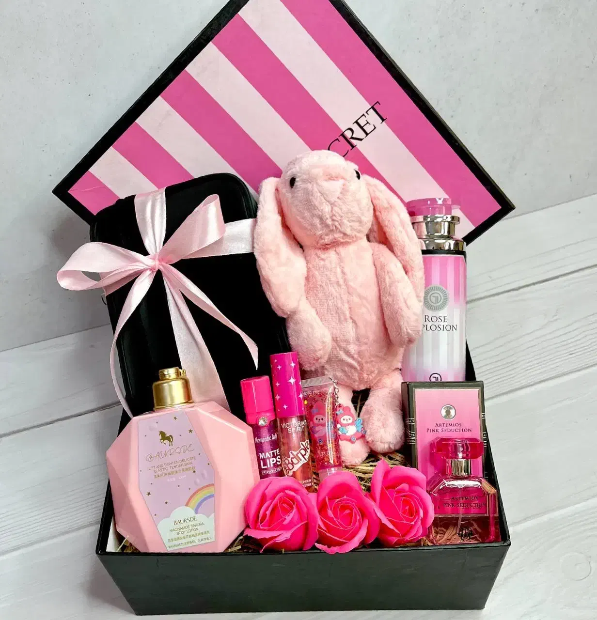 باکس هدیه و دست گل ولنتاین|آرایشی، بهداشتی، درمانی|خرمآباد, |دیوار