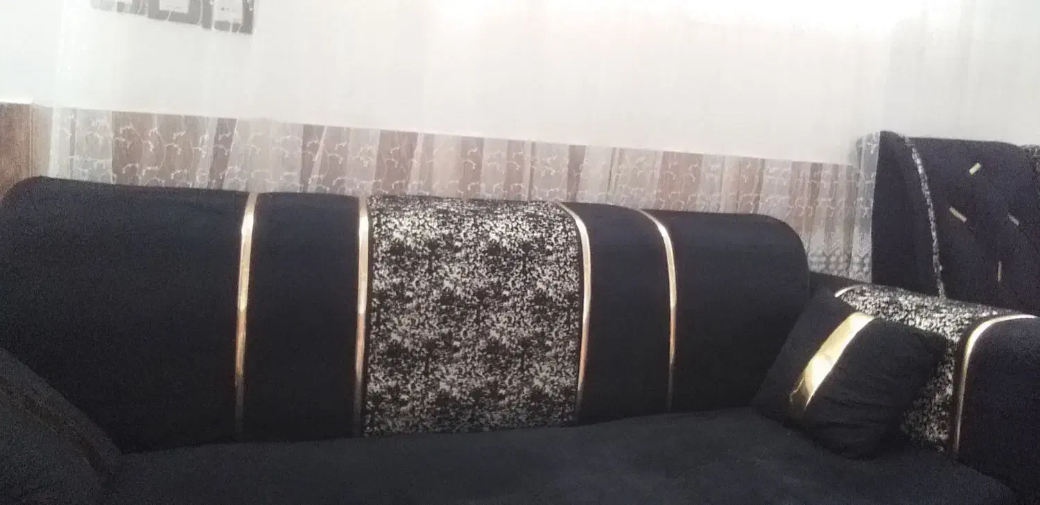 مبل مشکی طلایی درحدنو|مبلمان خانگی و میز عسلی|تربت جام, شهرک آزادگان|دیوار