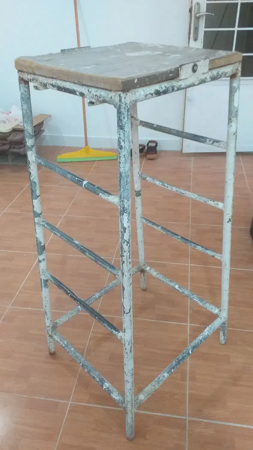 چهارپایه آهنی|صندلی و نیمکت|امیدیه, |دیوار