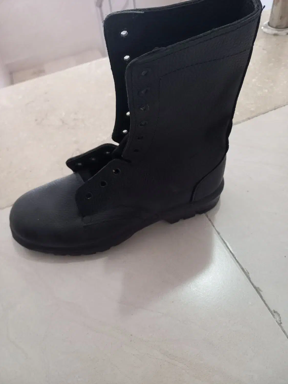 پوتین سربازی|کیف، کفش، کمربند|رشت, چمارسرا|دیوار